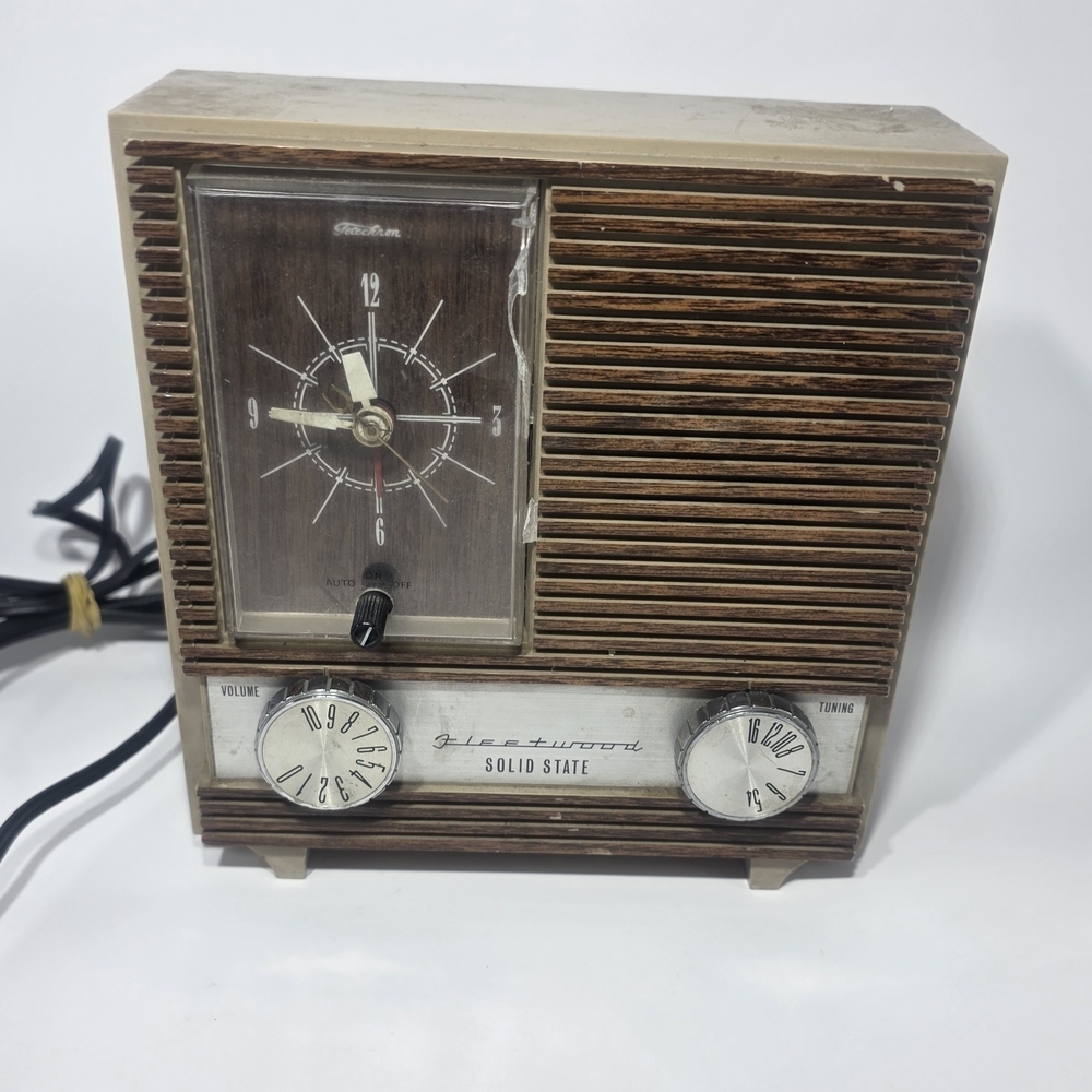 Vintage Fleetwood Solid State AM Clock Radio Model 5091 Made in Japan.